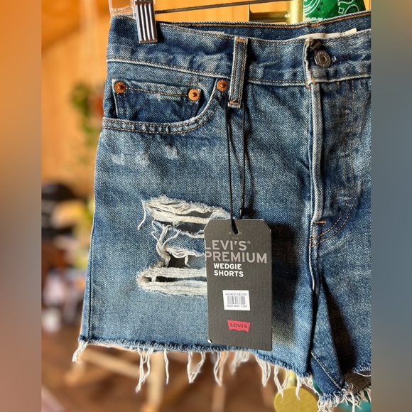 NWT! Levi’s Premium Distressed Wedgie Denim Shorts - Picture 5 of 10